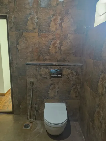 Bathroom finished in natural stone cladding